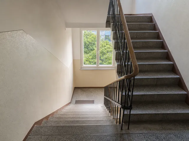 Stark beanspruchtes Treppenhaus als Symbol für hohe Nutzungsfrequenz und schnelle Wiederverschmutzung